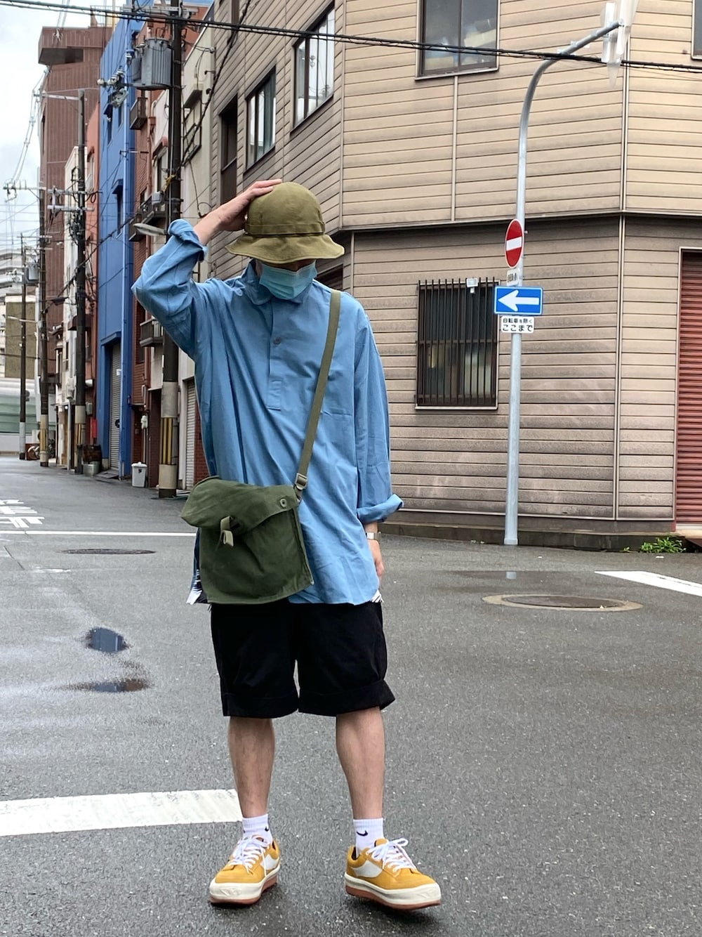 「春夏コーデ、グランパシャツ、ショルダーバッグ、NorthWave、スニーカーコーデ、短パン、ハット、シャツ、ミリタリー、カーキ」｜「Snow Peakのアイテム（ハット、グリーン系）」を使った、endyさん（メンズ・173cm）の春コーディネートの1枚目の写真