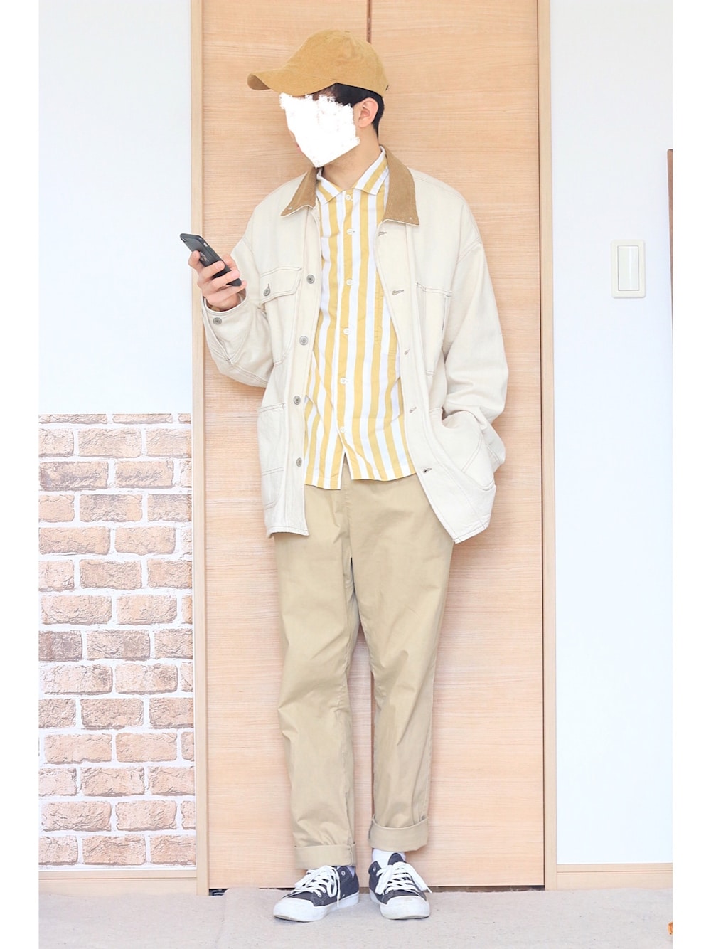 ホワイト系のカバーオール、ゴールド系のシャツ/ブラウス、ベージュ系のパンツを着用したメンズの春コーディネートの1枚目の写真