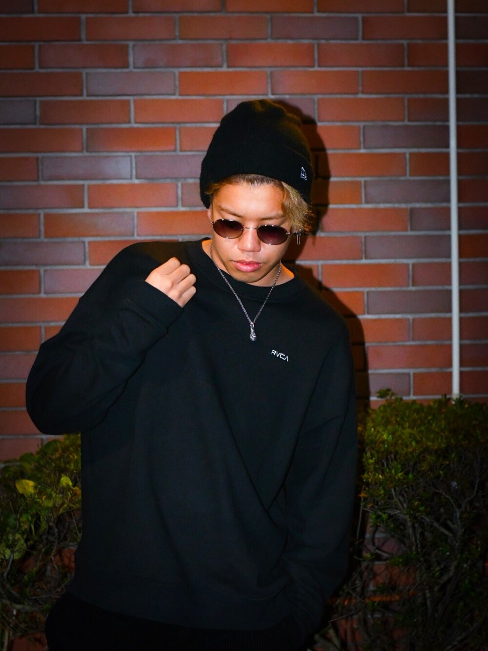 ブラック系のスウェット、ブラック系のニットキャップ/ビーニーを着用したメンズの冬コーディネートの1枚目の写真