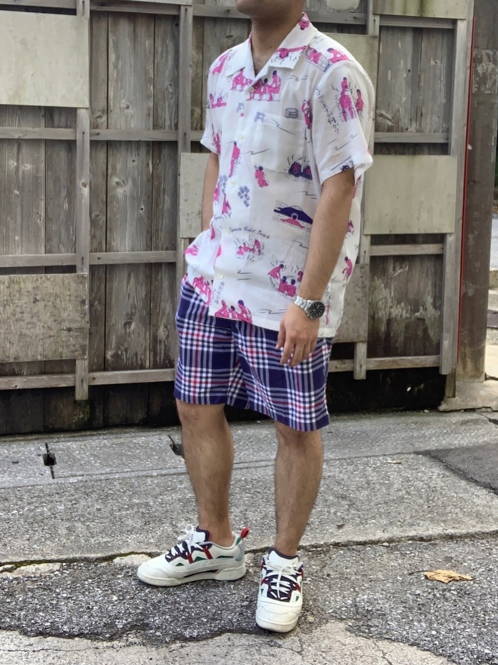 「アロハシャツ、アロハシャツコーデ、シンプル、夏だ！Tシャツ着よう！、リラックススタイル、スニーカーコーデ、大人コーデ、カジュアル、チェック、リーボック(Reebok)」｜「eanbeのアイテム（シャツ/ブラウス、ピンク系）」を使った、クワエ（SUIT SELECT）さん（メンズ・168cm）の夏コーディネートの1枚目の写真