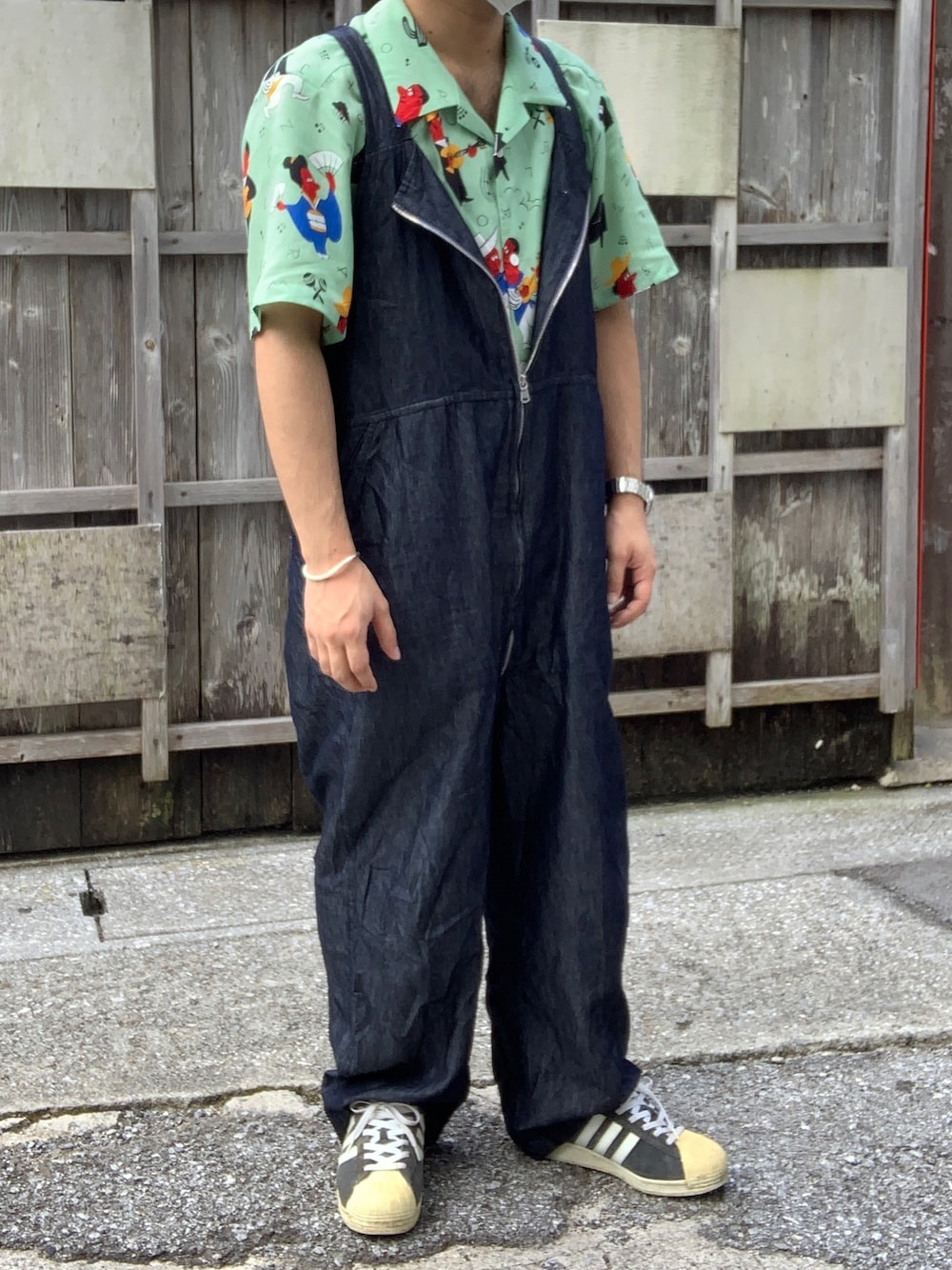 「夏、おしゃれさんと繋がりたい、カジュアル、ビッグシルエット、ラフ、アロハシャツ、アロハ柄、オーバーオール、古着、お洒落さんとつながりたい」｜「KIITのアイテム（サロペット/オーバーオール、ブルー系）」を使った、クワエ（SUIT SELECT）さん（メンズ・168cm）の夏コーディネートの1枚目の写真