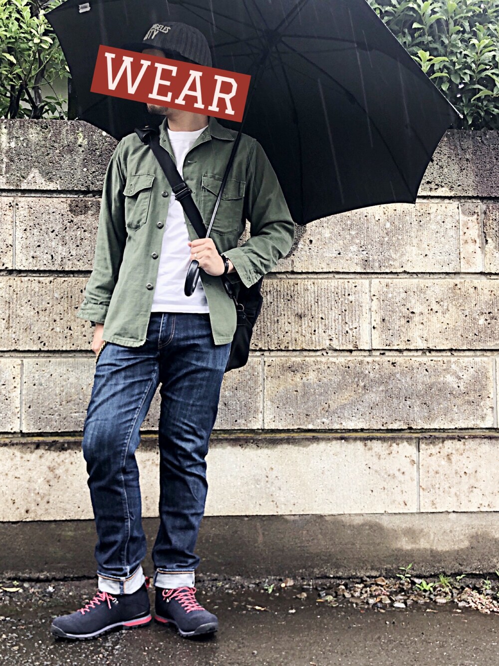 「雨の日コーデ、カジュアルコーデ、ミリタリー、ポケットＴシャツ、デニムパンツ、トレッキングシューズ、傘、Hanes、Levi's、Columbia」｜「U.S. Armyのアイテム（シャツ/ブラウス、グリーン系）」を使った、TanaUさん（メンズ・179cm）の夏コーディネートの1枚目の写真