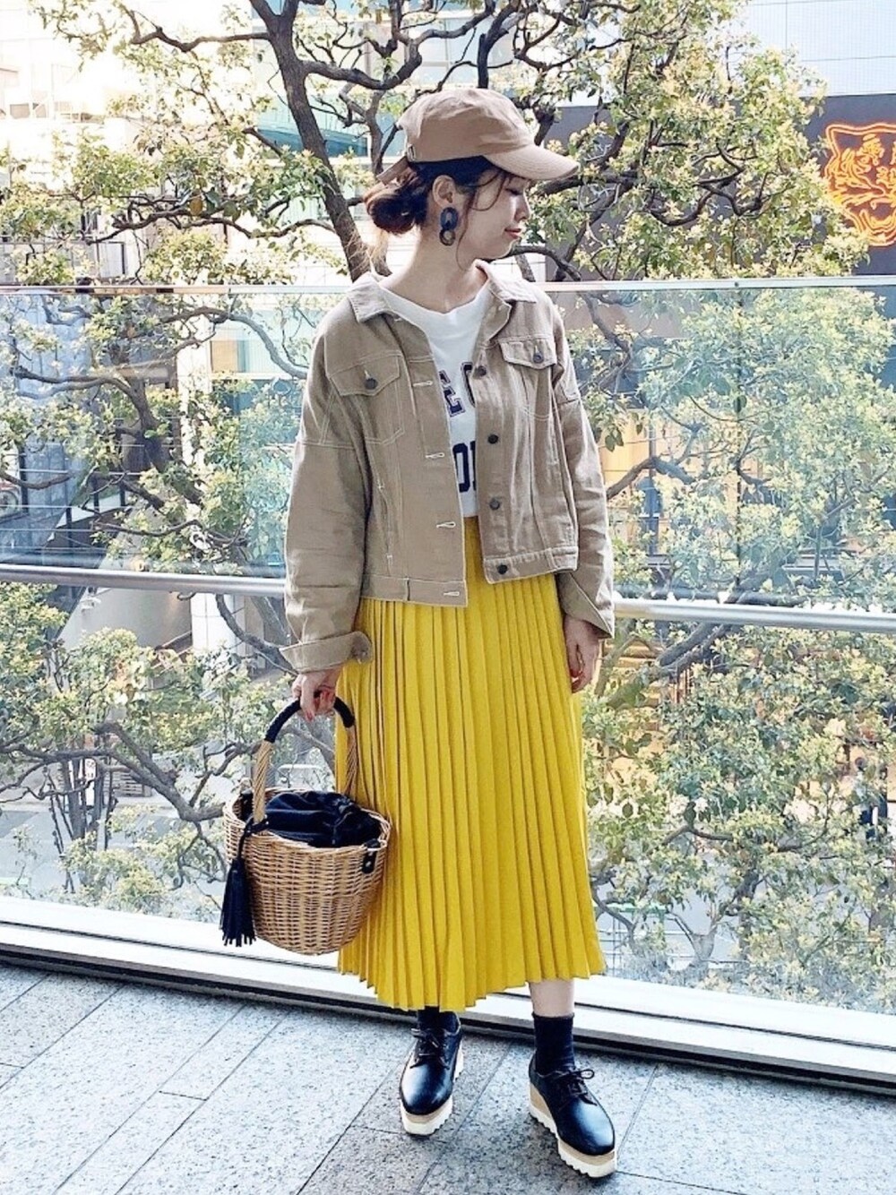 「大人カジュアル、オトナカジュアル、プチプラコーデ、ママコーデ、春コーデ、キャップ、プチプラ、プリーツスカート、かごバッグ、黄色」｜「lefua.closetのアイテム（スカート、イエロー系）」を使った、あんまるさん（レディース・166cm）の春コーディネートの1枚目の写真