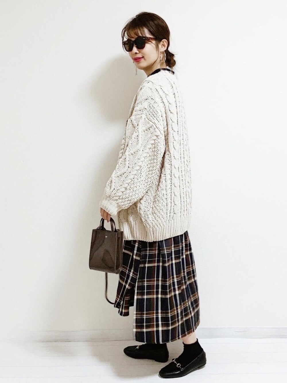 「しまむら、サキシマamp、accommode、ケーブルニット、ゆるコーデ、プチプラ、サングラス、ロングワンピース、ootd、ボリューム袖」｜「しまむらのアイテム（ニット/セーター、ホワイト系）」を使った、あんまるさん（レディース・166cm）の秋コーディネートの1枚目の写真