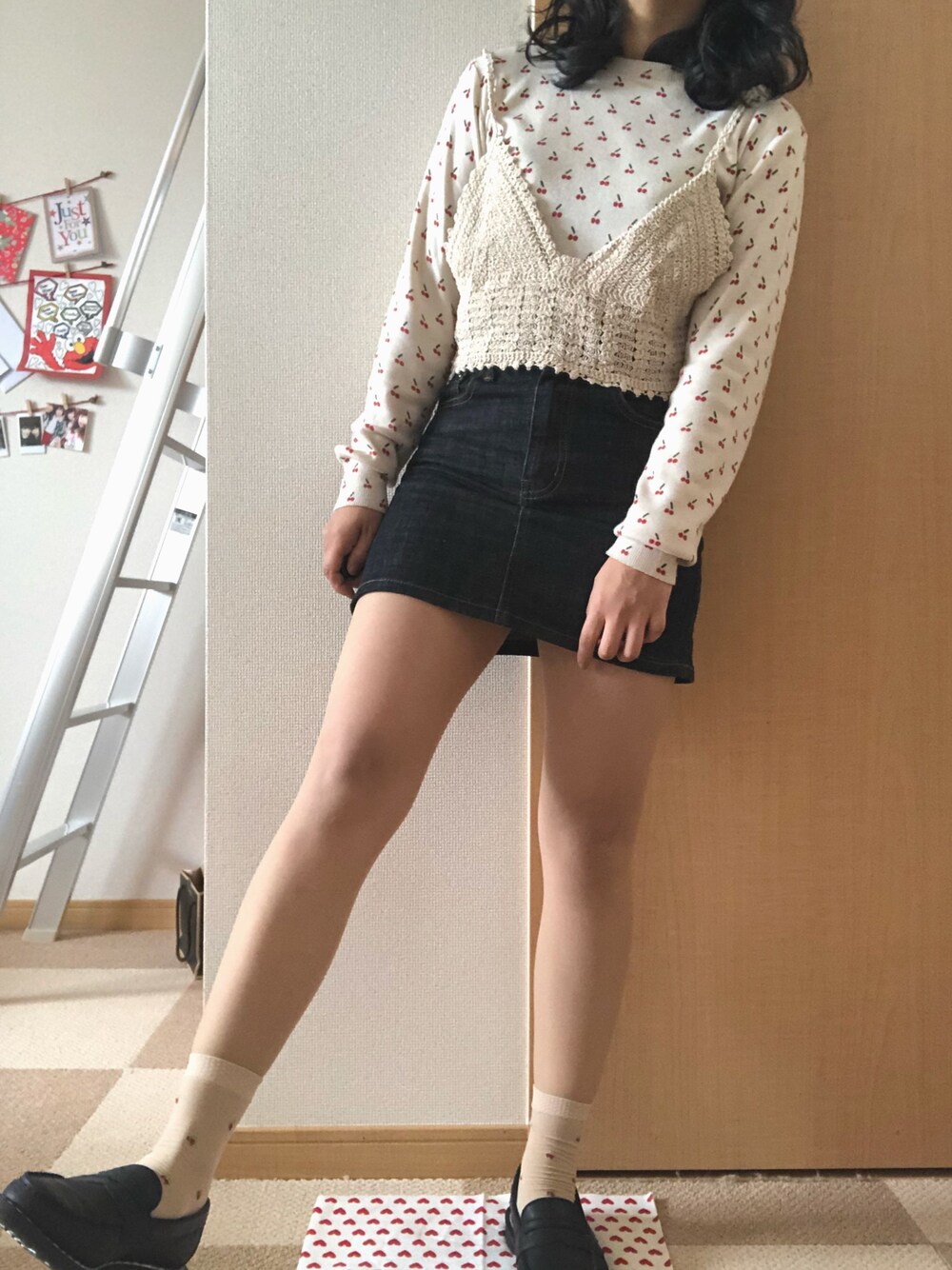 その他のデニムスカート、ベージュ系のキャミソール、ホワイト系のニット/セーターを着用したレディースの春コーディネートの1枚目の写真