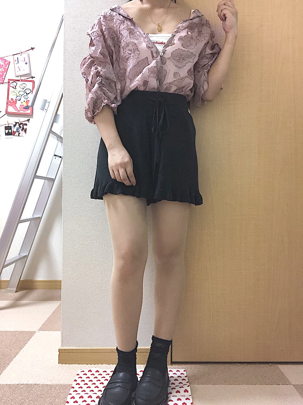 「mystic、who's who chico、Kastane、キャミソール、キャミソール重ね着、ニットショートパンツ、ニットパンツ、花柄」｜「Chicoのフリフリニットショートパンツ（その他パンツ、ブラック系）」を使った、name.minoriさん（レディース・153cm）の夏コーディネートの1枚目の写真