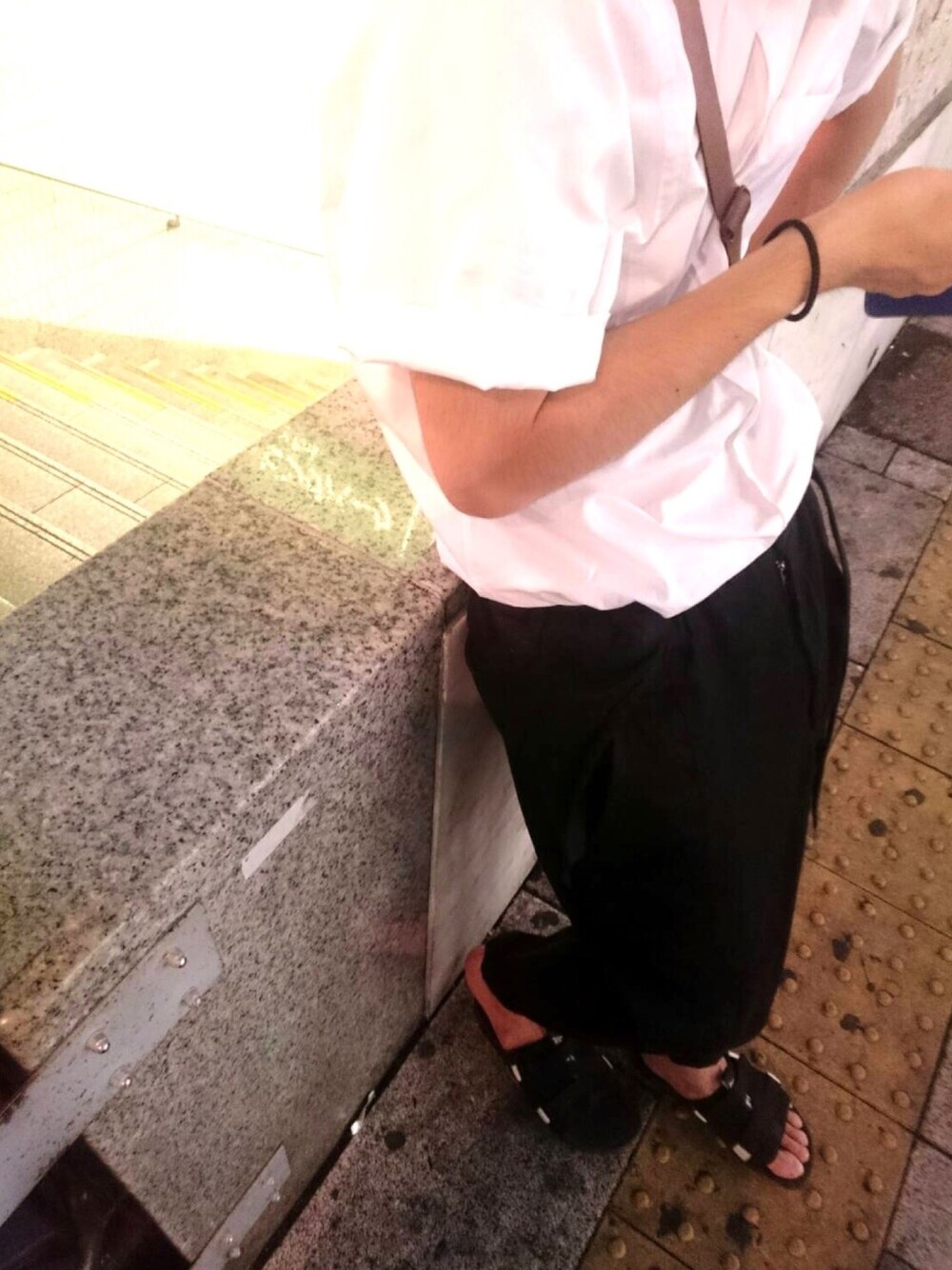 「夏コーデ、休日スタイル、モノトーン、シャツスタイル、ブラック、ガチャベルト、低身長、シャツ、ヨウジヤマモト、デート」｜「Yohji Yamamotoのアイテム（シャツ/ブラウス、ホワイト系）」を使った、 Hideakiさん（メンズ・165cm）の夏コーディネートの1枚目の写真