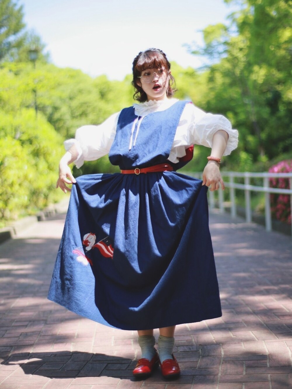 「古着女子、ワンピース、赤、丸メガネ」｜「SPINNSのアイテム（シャツ/ブラウス、ホワイト系）」を使った、cocochanmanさん（レディース・148cm）の夏コーディネートの1枚目の写真