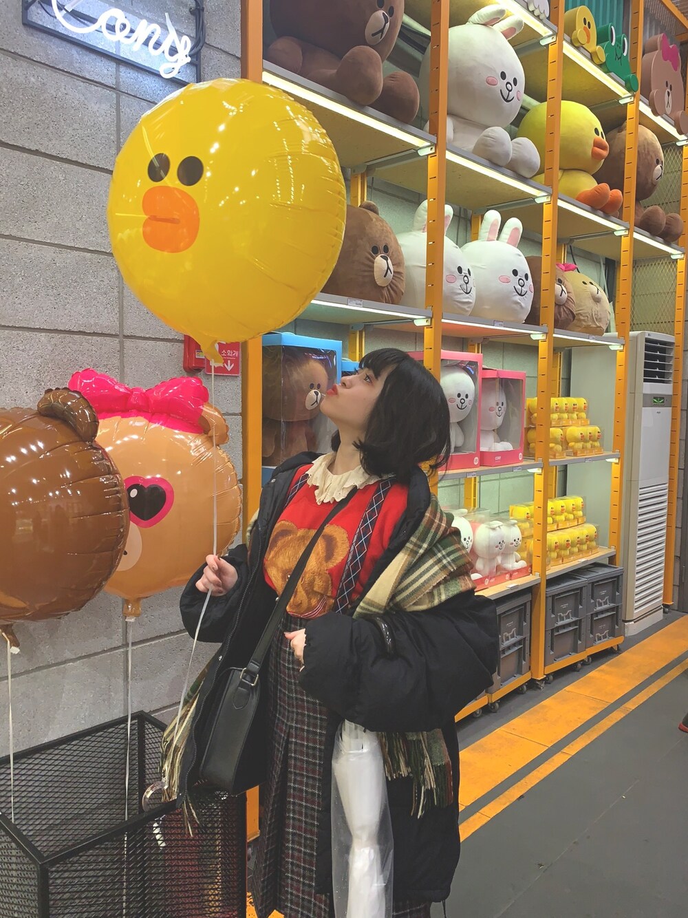 「韓国旅行、古着、低身長、サスペンダー」｜「古着のアイテム（ダウンジャケット/コート、ブラック系）」を使った、cocochanmanさん（レディース・148cm）の夏コーディネートの1枚目の写真