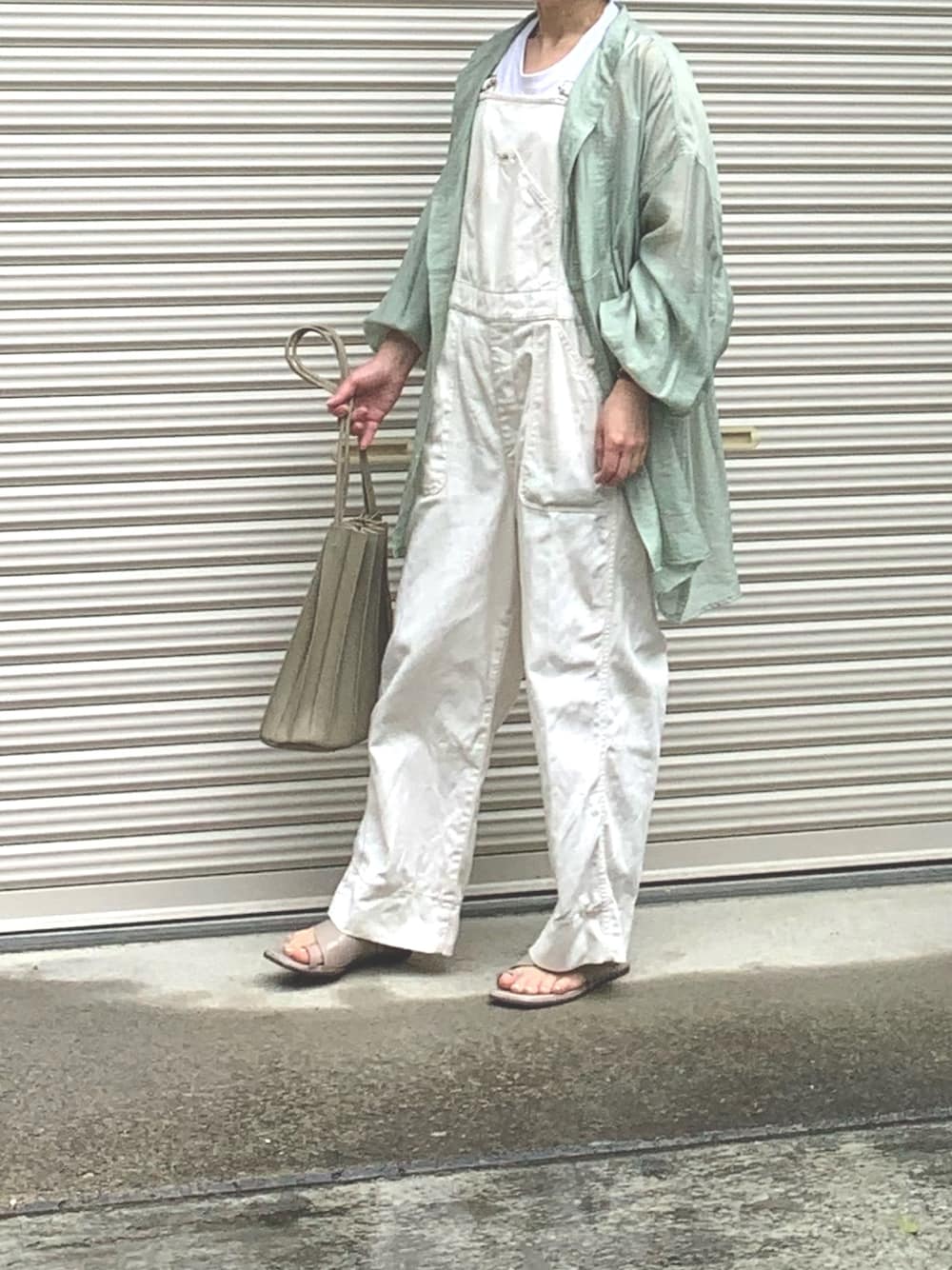「シャツ好き集まれ、オトナカジュアル、カジュアル、ビッグシルエット、シアーシャツ、ピスタチオ、プリーツ」｜「Leeの【Lee×CIAOPANIC TYPY】フレンチリーサロペット（サロペット/オーバーオール、ホワイト系）」を使った、RRSさん（レディース・159cm）の夏コーディネートの1枚目の写真