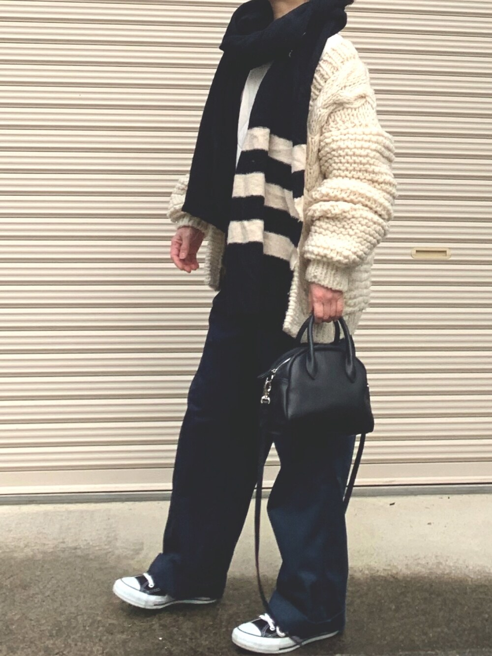 「大人カジュアル、冬、ゆるコーデ、チノパン、ストール、ミニバッグ、ニット、ボリュームニット、きれいめカジュアル」｜「FREAK'S STOREの【新色追加】ペルーボリュームニットカーディガン（カーディガン/ボレロ、ホワイト系）」を使った、RRSさん（レディース・159cm）の冬コーディネートの1枚目の写真