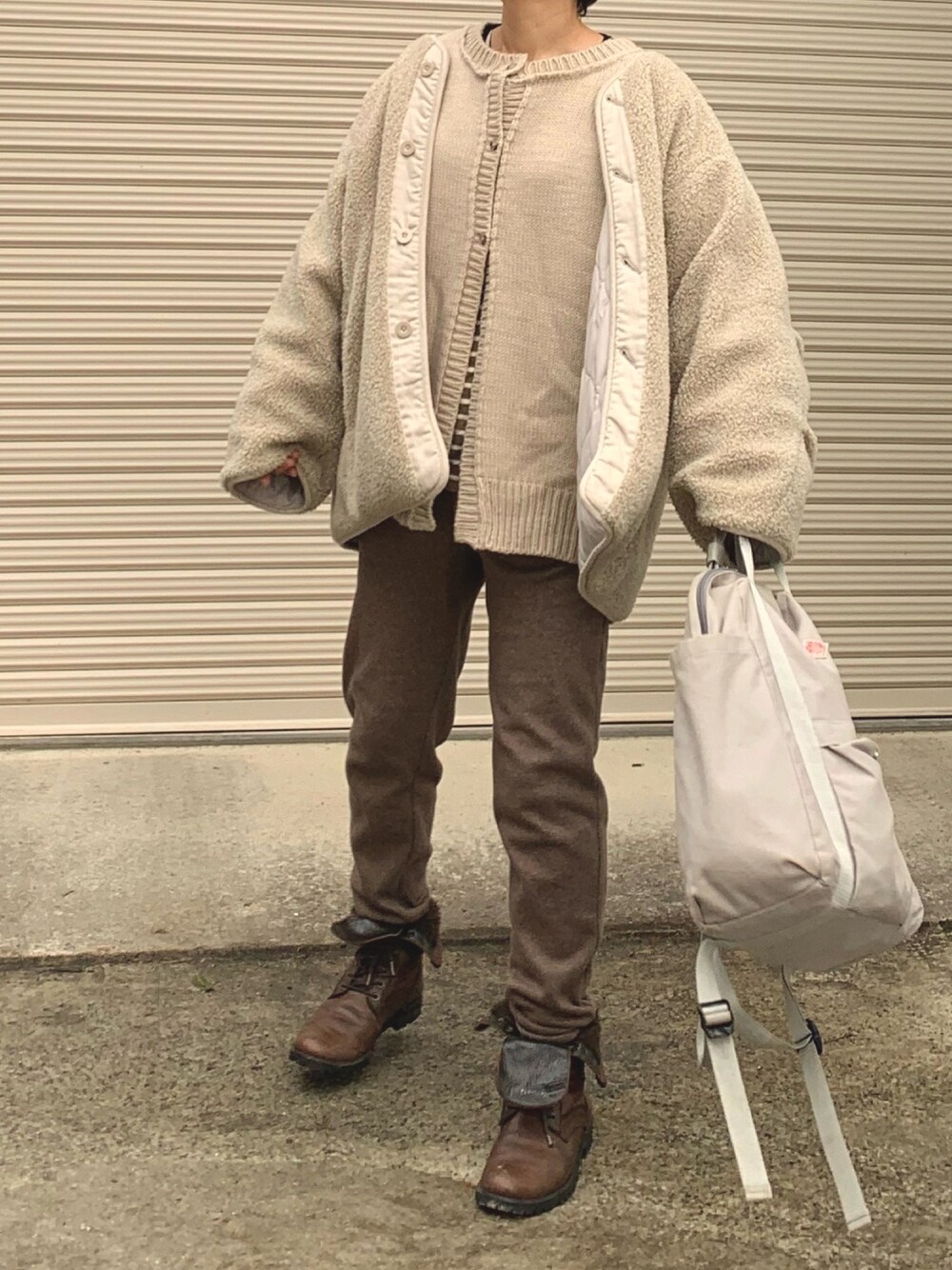 ブラウン系のスウェットパンツ、ベージュ系のカーディガン/ボレロ、グリーン系のTシャツ/カットソーを着用したレディースの冬コーディネートの1枚目の写真