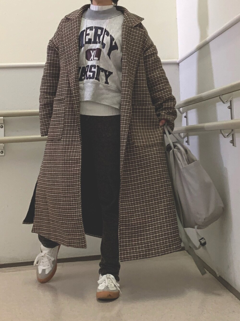 「きれいめカジュアル、オトナカジュアル、オーバーサイズ、チェック、ロングコート、スウェット、ロゴスウェット、ニットパンツ、スニーカー」｜「CORNERSの【WEARISTA nicoさん×CORNERSコラボ】チェックサイドスリットロングコート（チェスターコート、ブラウン系）」を使った、RRSさん（レディース・159cm）の冬コーディネートの1枚目の写真