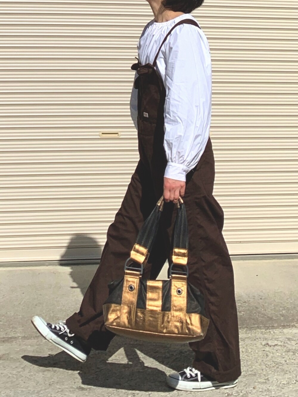 「チョコ色に染まれ、休日スタイル、春コーデ、ブラウン、バレンタイン、ブラウンコーデ、ボリューム袖、シロブラウス、きれいめカジュアル、オトナカジュアル」｜「SMITH'Sの【WEB限定カラー】SMITH’S別注オーバーオール(オールインワン/サロペット)（サロペット/オーバーオール、ブラウン系）」を使った、RRSさん（レディース・159cm）の冬コーディネートの1枚目の写真