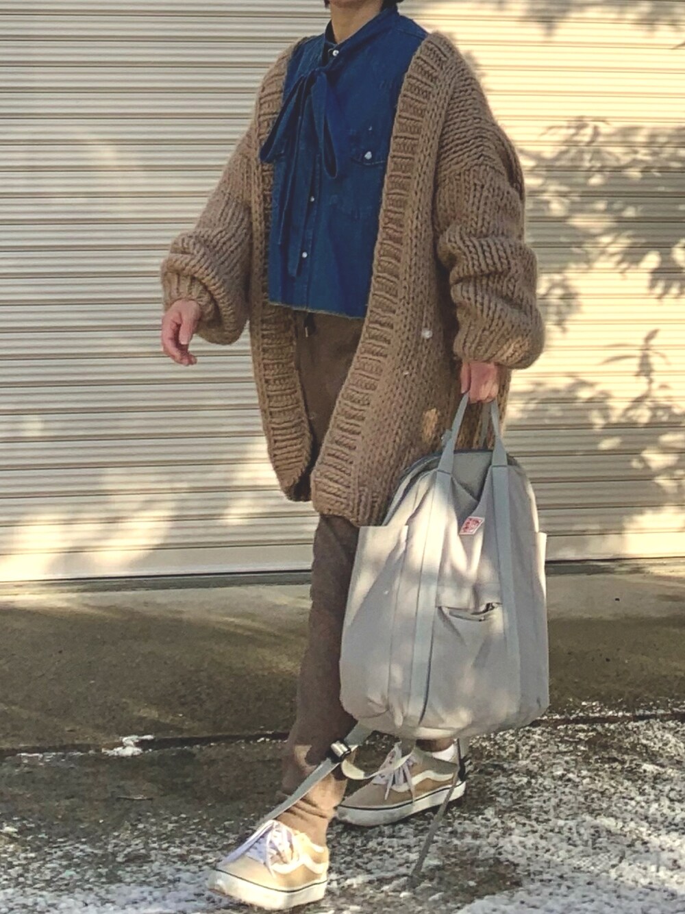 「大人コーデ、カジュアルコーデ、ゆるコーデ、ダンガリーシャツ、スウェット、ニット、きれいめカジュアル、オトナカジュアル、カフェオレコーデ」｜「I Love Mr MittensのI LOVE MR.MITTENS LOW G カーディガン◆（カーディガン/ボレロ、ベージュ系）」を使った、RRSさん（レディース・159cm）の冬コーディネートの1枚目の写真