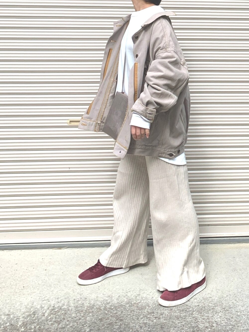 「オトナカジュアル、カジュアル、デニム、Gジャン、カラーデニム、ニットパンツ、ワントーンコーデ、ゆるコーデ」｜「Auntie Rosa Holidayの【Holiday】リブニットパンツ（その他パンツ、ベージュ系）」を使った、RRSさん（レディース・159cm）の春コーディネートの1枚目の写真