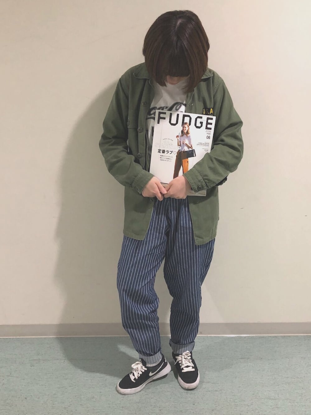 ホワイト系のスニーカーを着用したレディースの夏コーディネートの1枚目の写真