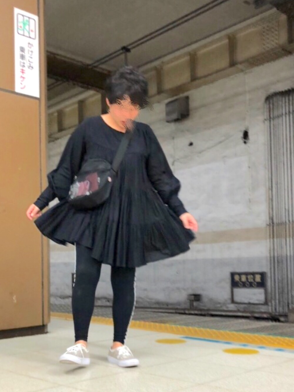 「スポーツMIX'18秋、シンプルコーデ、休日スタイル、カジュアル、お洒落さんとつながりたい、いいね、save、フォローお願いします🤑、black、ラインパンツ、美容院行ってきまstyle、秋コーデ」｜「Another EditionのVANS Glitter AUTHENTIC（スニーカー、その他）」を使った、artless。。。mushさん（レディース・152cm）の秋コーディネートの1枚目の写真