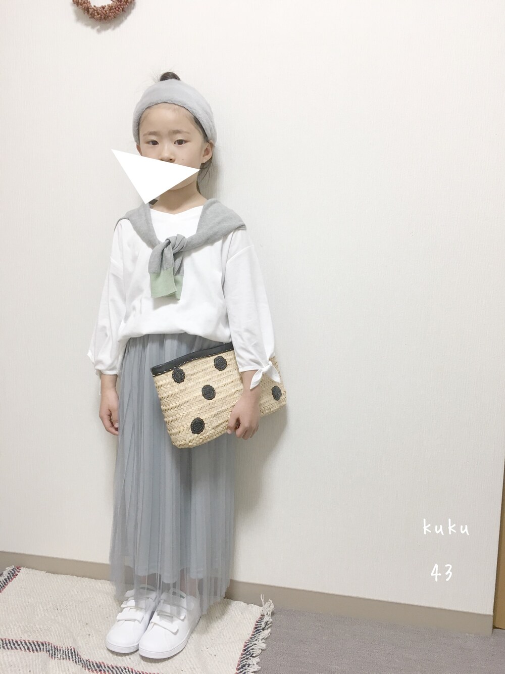 「おだんごヘアー、シンプルコーデ、しまむら、プリーツスカート、グレー、白、ライトオン、アディダス、スニーカー、クラッチバッグ」｜「GUのアイテム（ヘアバンド、グレー系）」を使った、kukuさん（キッズ・120cm）の冬コーディネートの1枚目の写真