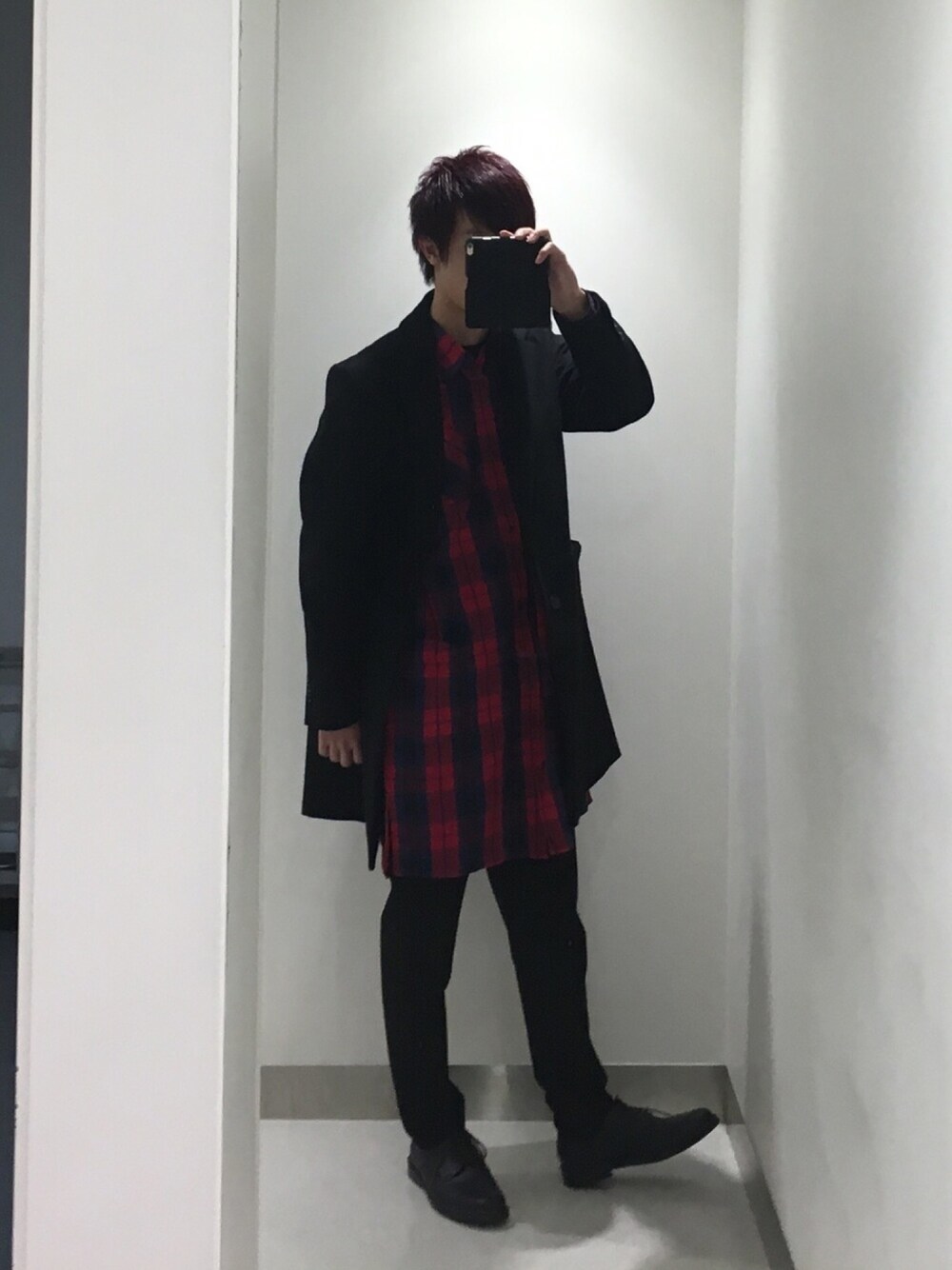 レッド系のシャツ/ブラウス、ブラック系のチェスターコート、ブラック系のスラックスを着用したメンズの冬コーディネートの1枚目の写真