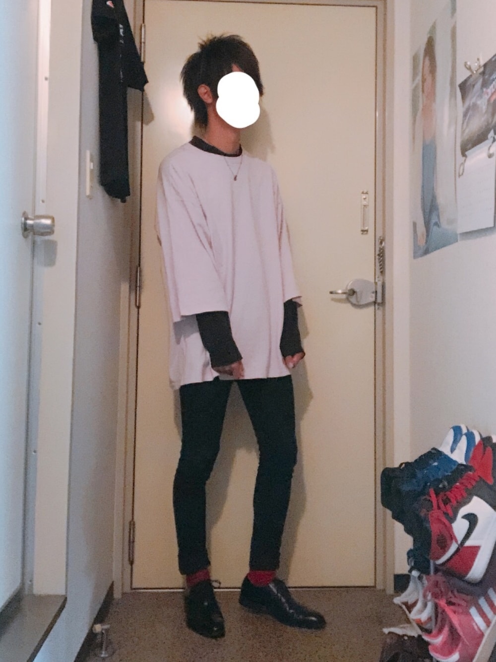 パープル系のTシャツ/カットソー、ブラック系のTシャツ/カットソー、ブラック系のデニムパンツを着用したメンズの春コーディネートの1枚目の写真