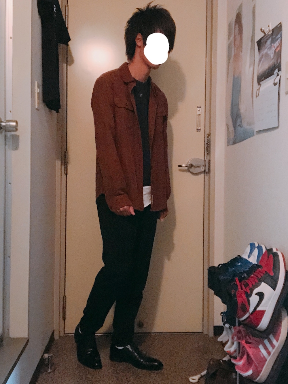 ブラウン系のテーラードジャケット、ブルー系のトップス、ブラック系のスラックスを着用したメンズの春コーディネートの1枚目の写真