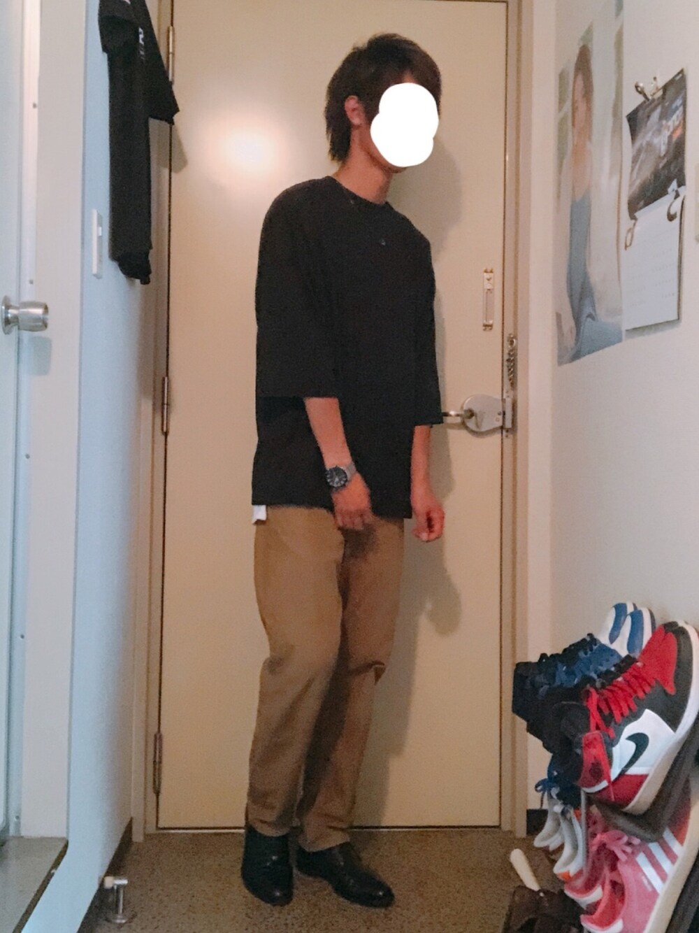 ブラック系のTシャツ/カットソー、ホワイト系のタンクトップ、ベージュ系のチノパンツを着用したメンズの春コーディネートの1枚目の写真