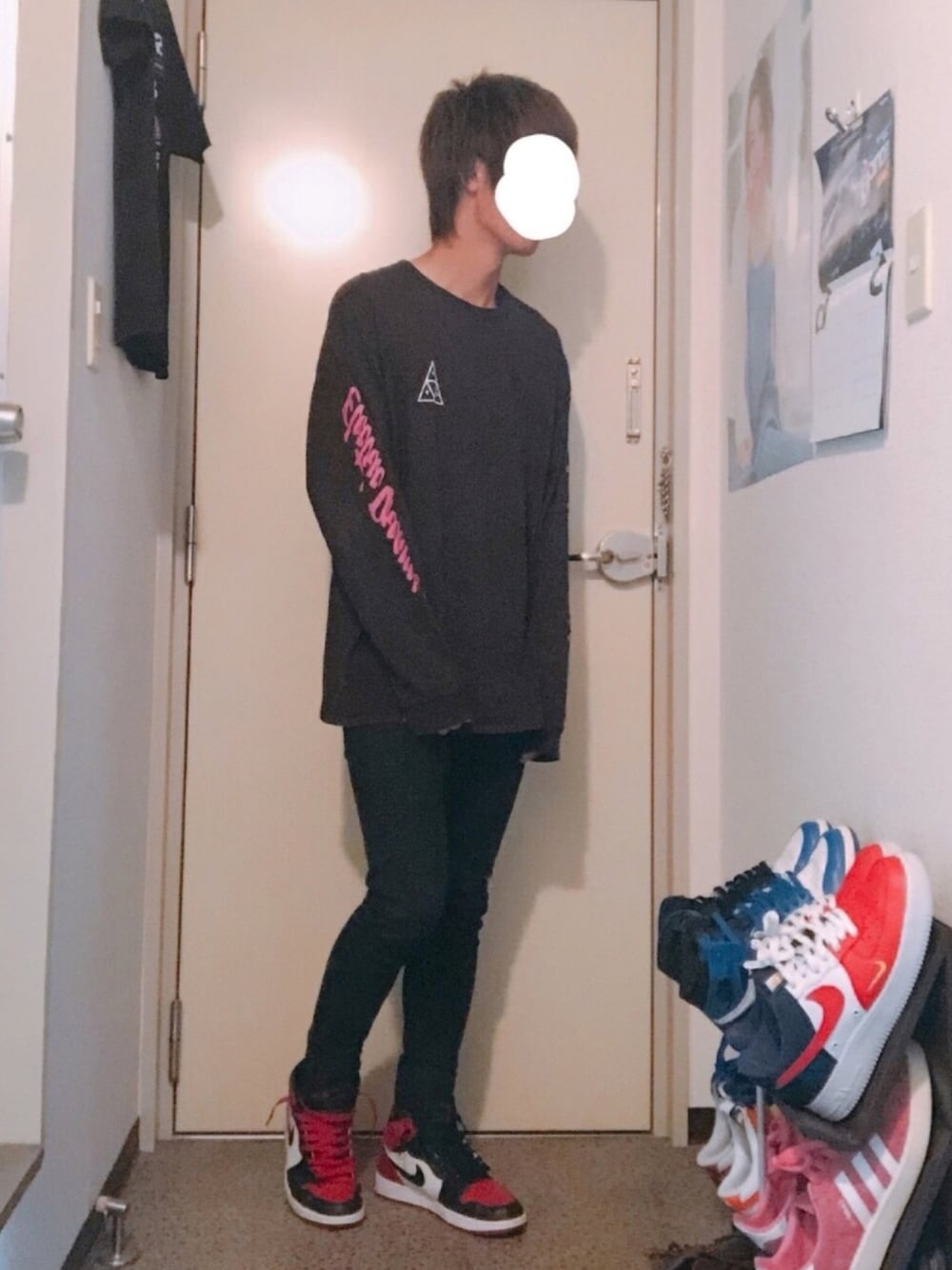 ブラック系のTシャツ/カットソー、ブラック系のデニムパンツ、その他のスニーカーを着用したメンズの春コーディネートの1枚目の写真