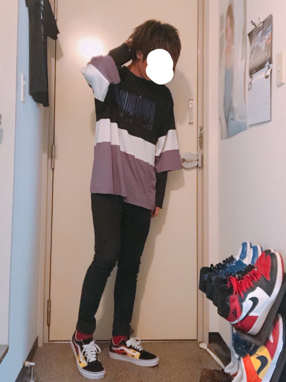 ブラック系のTシャツ/カットソー、ブラック系のTシャツ/カットソー、ブラック系のデニムパンツを着用したメンズの夏コーディネートの1枚目の写真