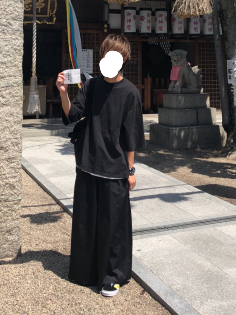 ブラック系のTシャツ/カットソー、ホワイト系のタンクトップ、ブラック系のスラックスを着用したメンズの夏コーディネートの1枚目の写真