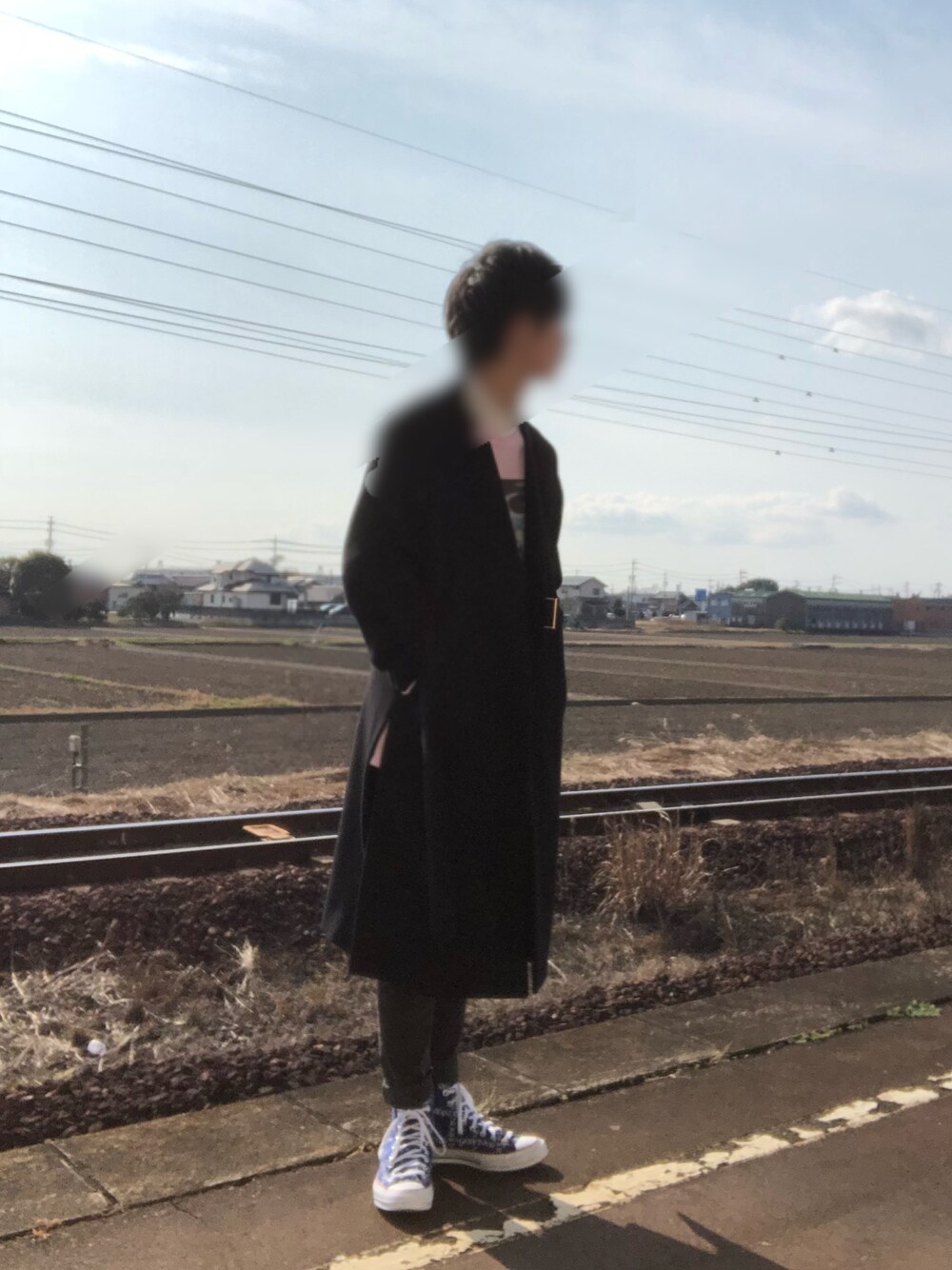 ブラック系のその他アウター、ピンク系のTシャツ/カットソー、ブラック系のデニムパンツを着用したメンズの春コーディネートの1枚目の写真
