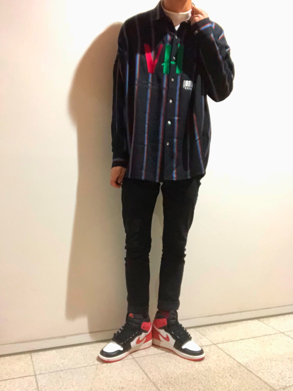 その他のシャツ/ブラウス、ホワイト系のTシャツ/カットソー、ブラック系のデニムパンツを着用したメンズの春コーディネートの1枚目の写真