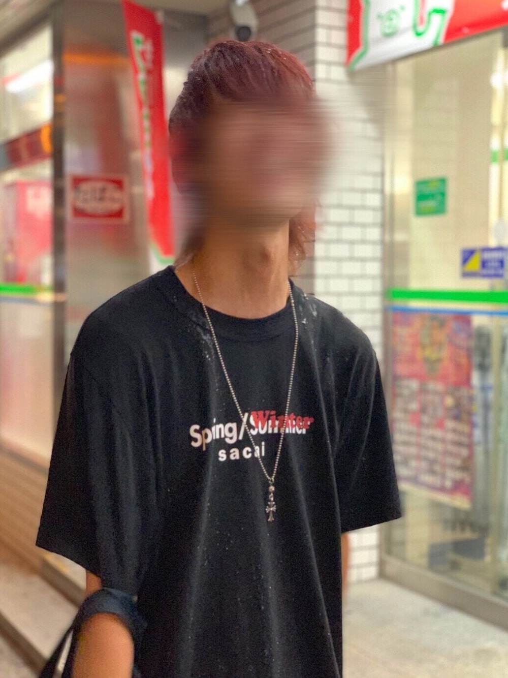 「sacai、夏コーデ、spring、summer、Chrome Hearts、ストリート、モード、黒、撮影、大学生」｜「Sacaiのアイテム（Tシャツ/カットソー、ブラック系）」を使った、TOMONKEY さん（メンズ・177cm）の冬コーディネートの1枚目の写真
