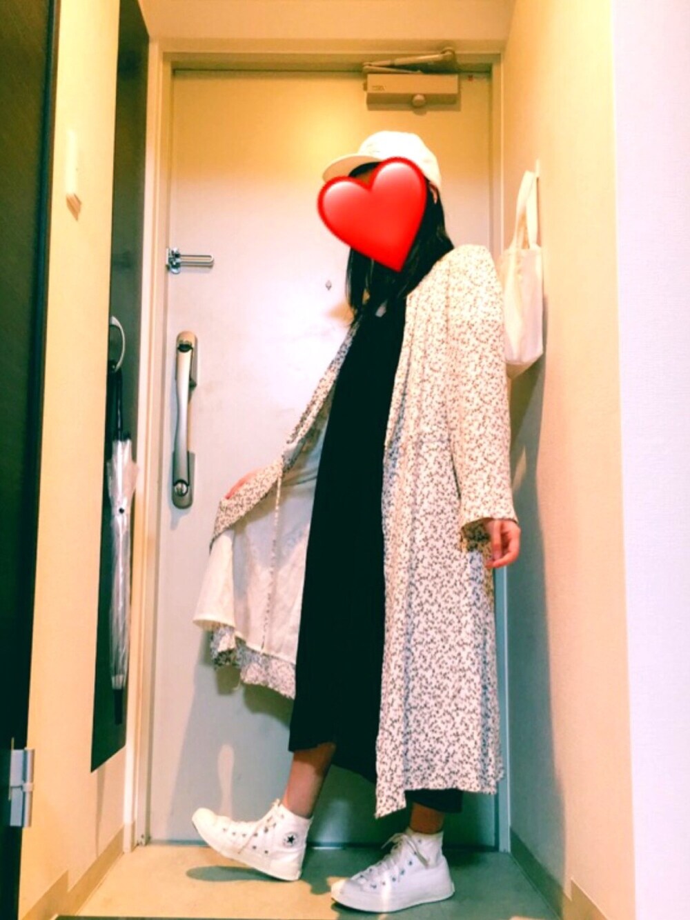 ブラウン系のワンピース、ブラック系のワンピース、ホワイト系のスニーカーを着用したレディースの春コーディネートの1枚目の写真