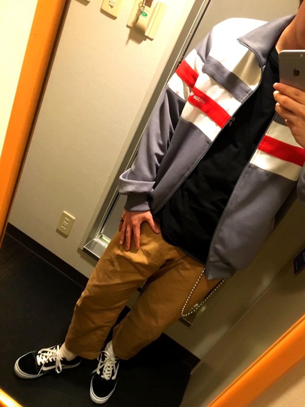 「古着、カジュアルコーデ、ストリート、モード、adidas、スポーツミックス、大人カジュアル、おしゃれさんと繋がりたい、春コーデ、大学生」｜「adidasのアイテム（ジャケット/アウター、ホワイト系）」を使った、たいせーさん（メンズ・172cm）の冬コーディネートの1枚目の写真