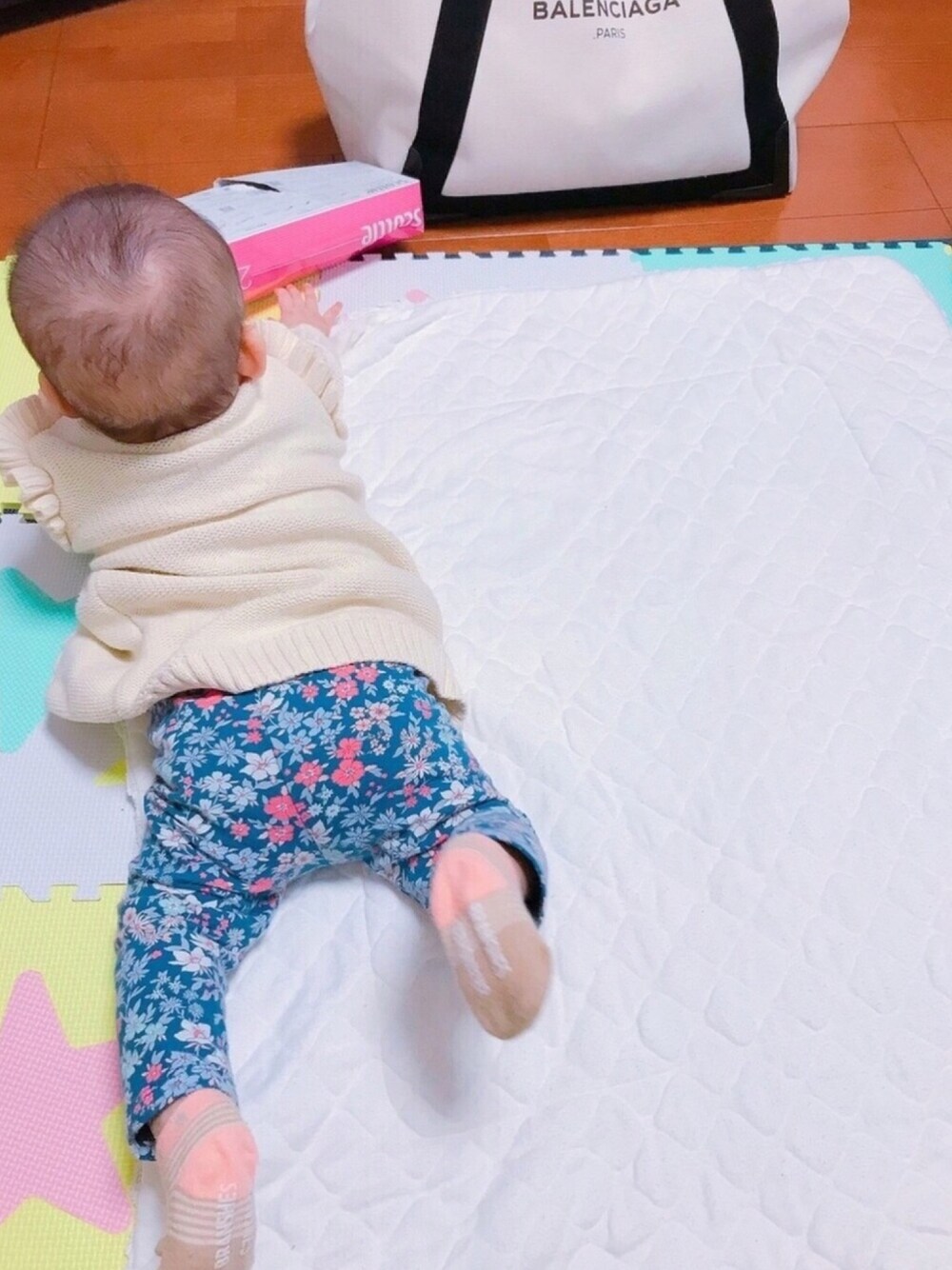 「０歳、6ヶ月、babygirl 、ニットワンピース、くまさん靴下、マザーズバッグ、BALENCIAGA」｜「GAPのGap ケーブルニット フリルワンピース（ワンピース、ホワイト系）」を使った、⁑ＥＮＡ☺︎⁑さん（レディース・70cm）の秋コーディネートの1枚目の写真