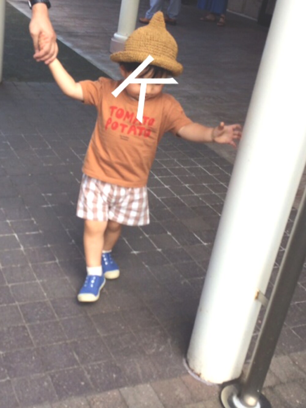 「夏コーデ、キッズファッション、kids、麦わら帽子、子供服、西松屋」｜「BOBO CHOSESのアイテム（Tシャツ/カットソー、ブラウン系）」を使った、Kさん（キッズ・80cm）の夏コーディネートの1枚目の写真
