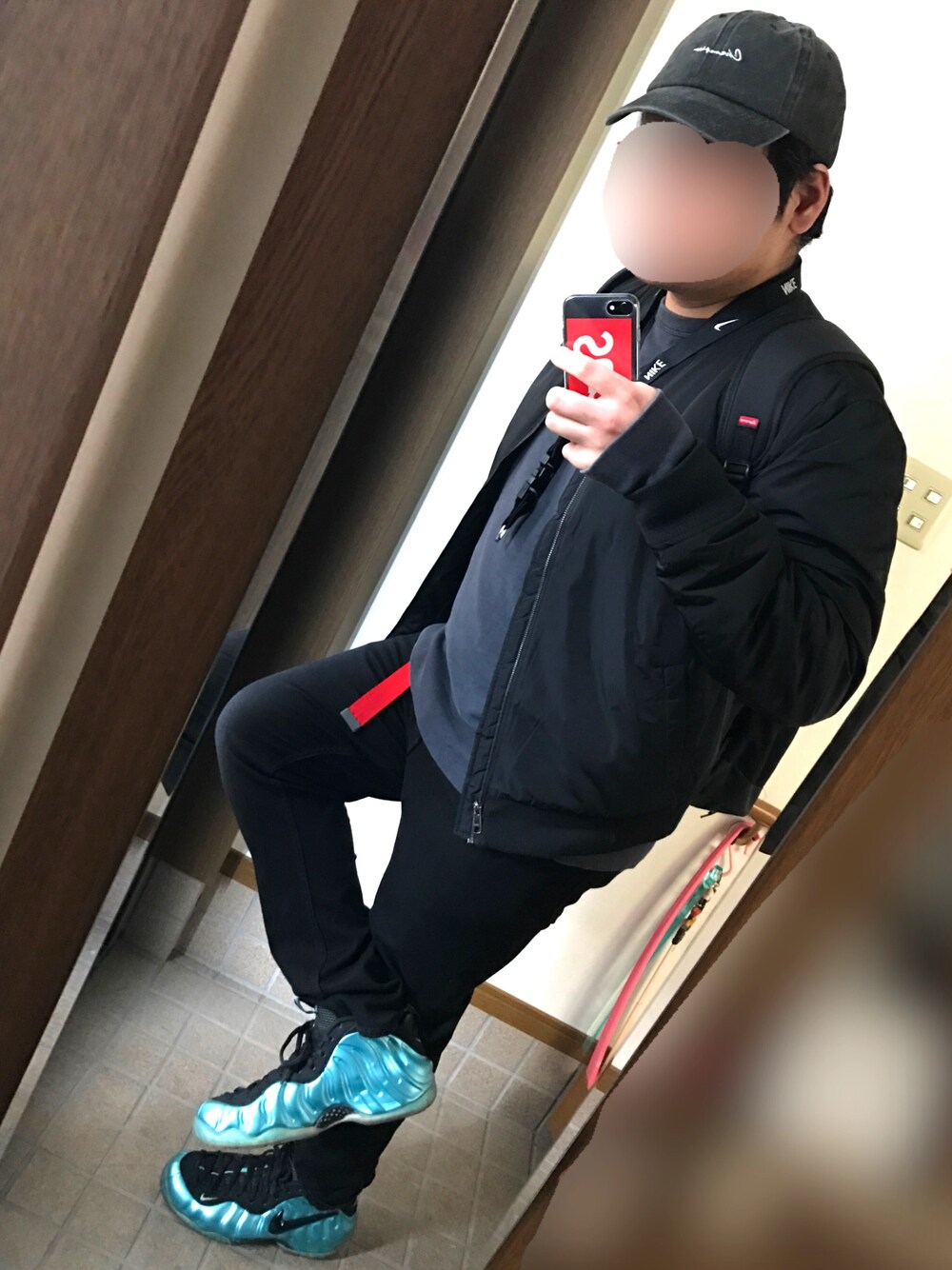 ブラック系のジャケット/アウター、グレー系のパーカー、ブラック系のデニムパンツを着用したメンズの冬コーディネートの1枚目の写真