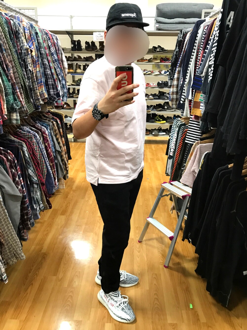 ホワイト系のスニーカー、ピンク系のTシャツ/カットソー、ブラック系のアナログ腕時計を着用したメンズの秋コーディネートの1枚目の写真