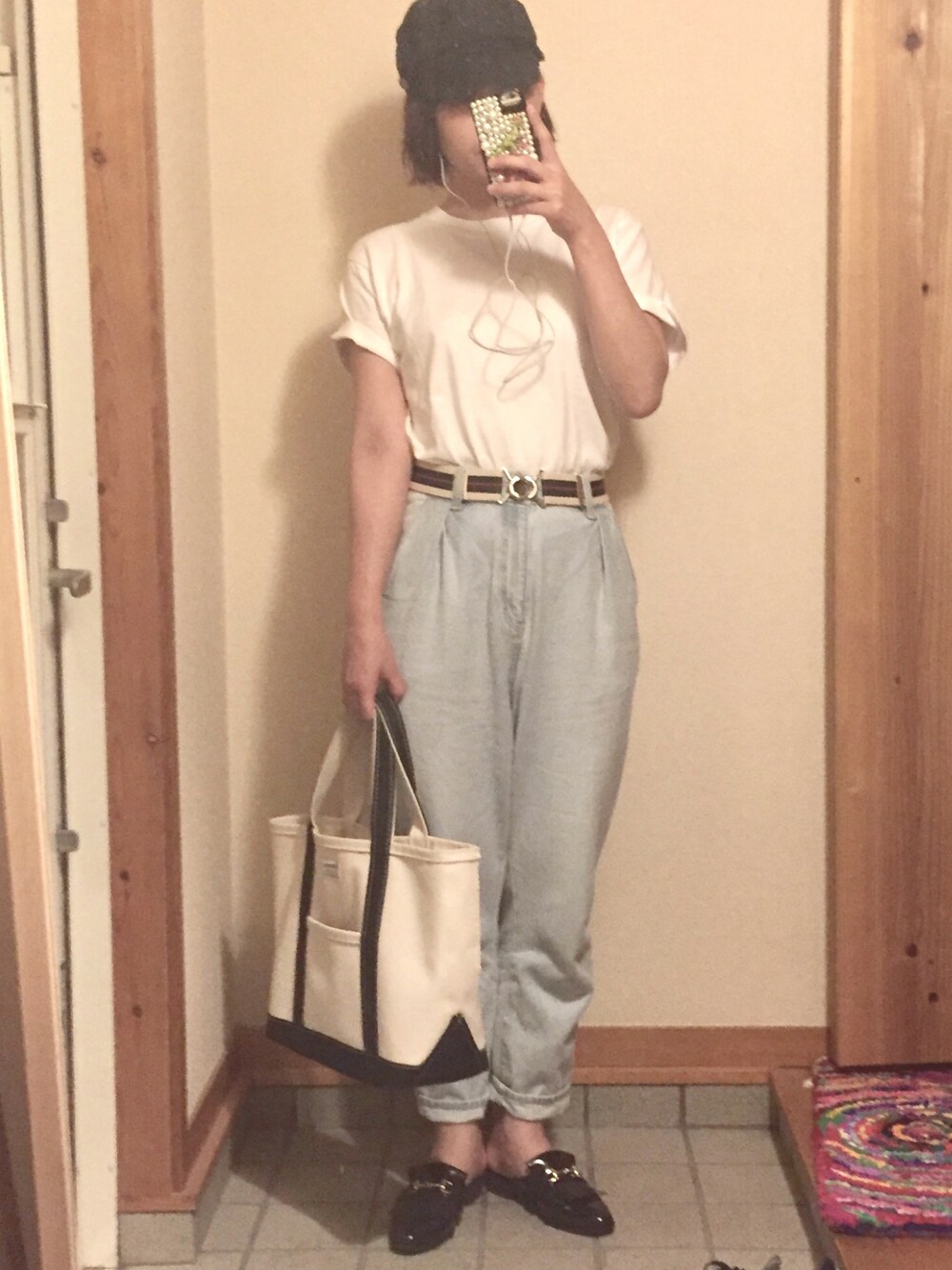 「マリンキャップ、白Tシャツ、ハイウエストマムジーンズ、ゴムベルト、ローファー、ミュール、トートバッグ、31度」｜「GUのアイテム（帽子、ブラック系）」を使った、記録係さん（レディース・160cm）の夏コーディネートの1枚目の写真