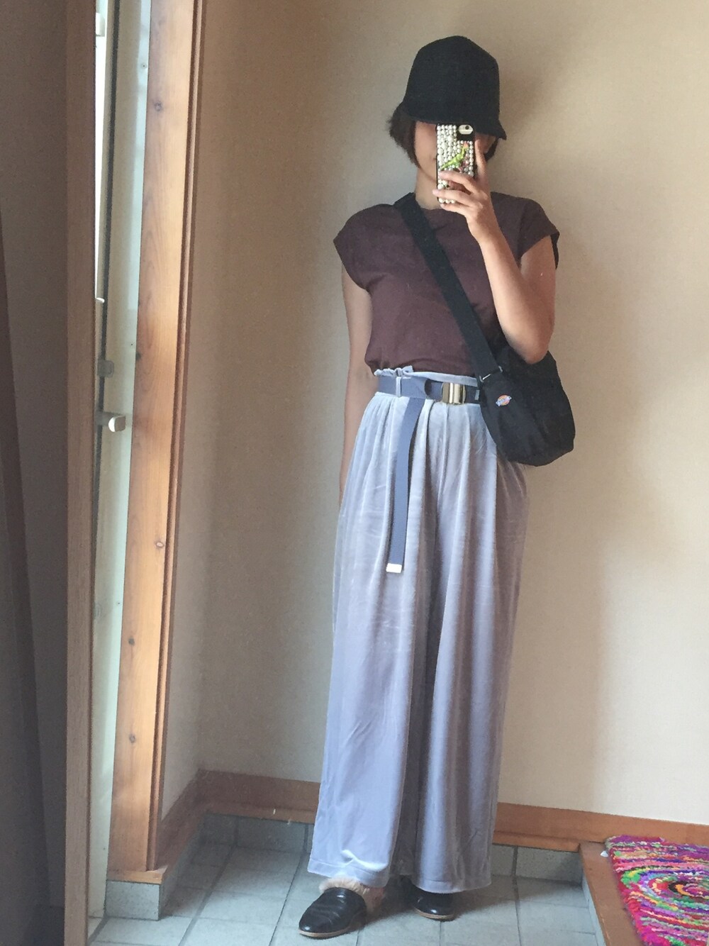 「キャップ、Tシャツ、ワイドパンツ、ベロア、ガチャベルト、スリッパ、ファー、サコッシュ、ベーシックカラー、28度」｜「AZUL by moussyのオーガニックコットンフレンチスリーブPO（Tシャツ/カットソー、ブラウン系）」を使った、記録係さん（レディース・160cm）の秋コーディネートの1枚目の写真
