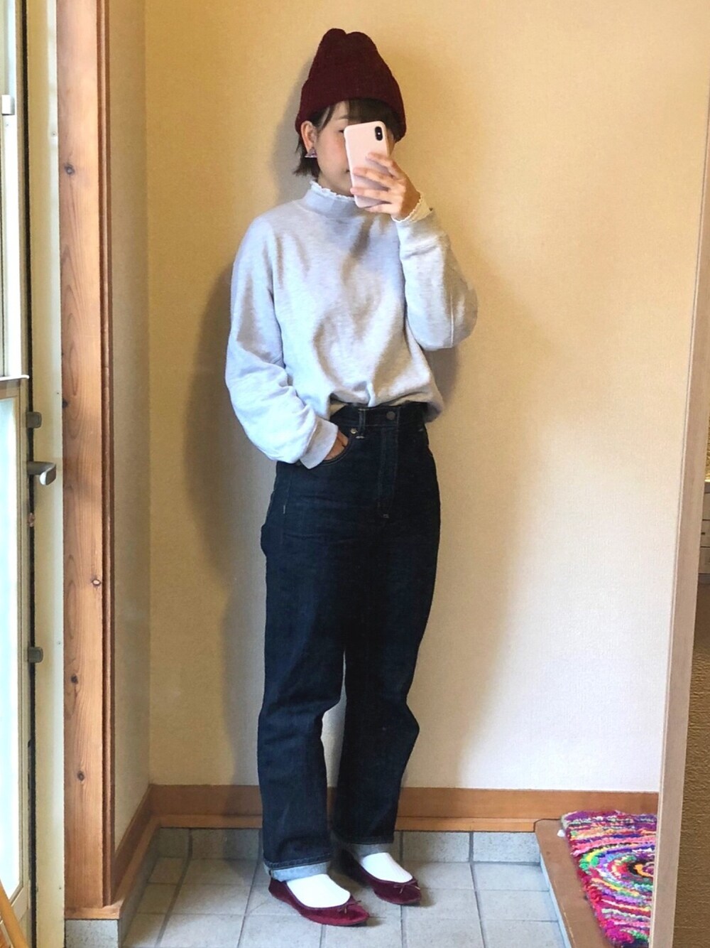 ホワイト系のシャツ/ブラウス、グレー系のスウェット、ブルー系のデニムパンツを着用したレディースの冬コーディネートの1枚目の写真