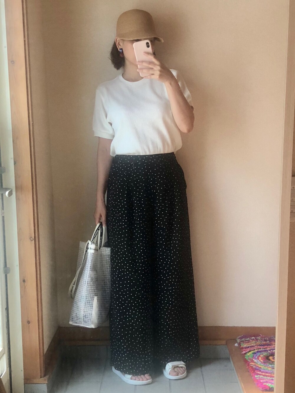 ホワイト系のTシャツ/カットソー、ブラック系のパンツ、その他のショルダーバッグを着用したレディースの夏コーディネートの1枚目の写真