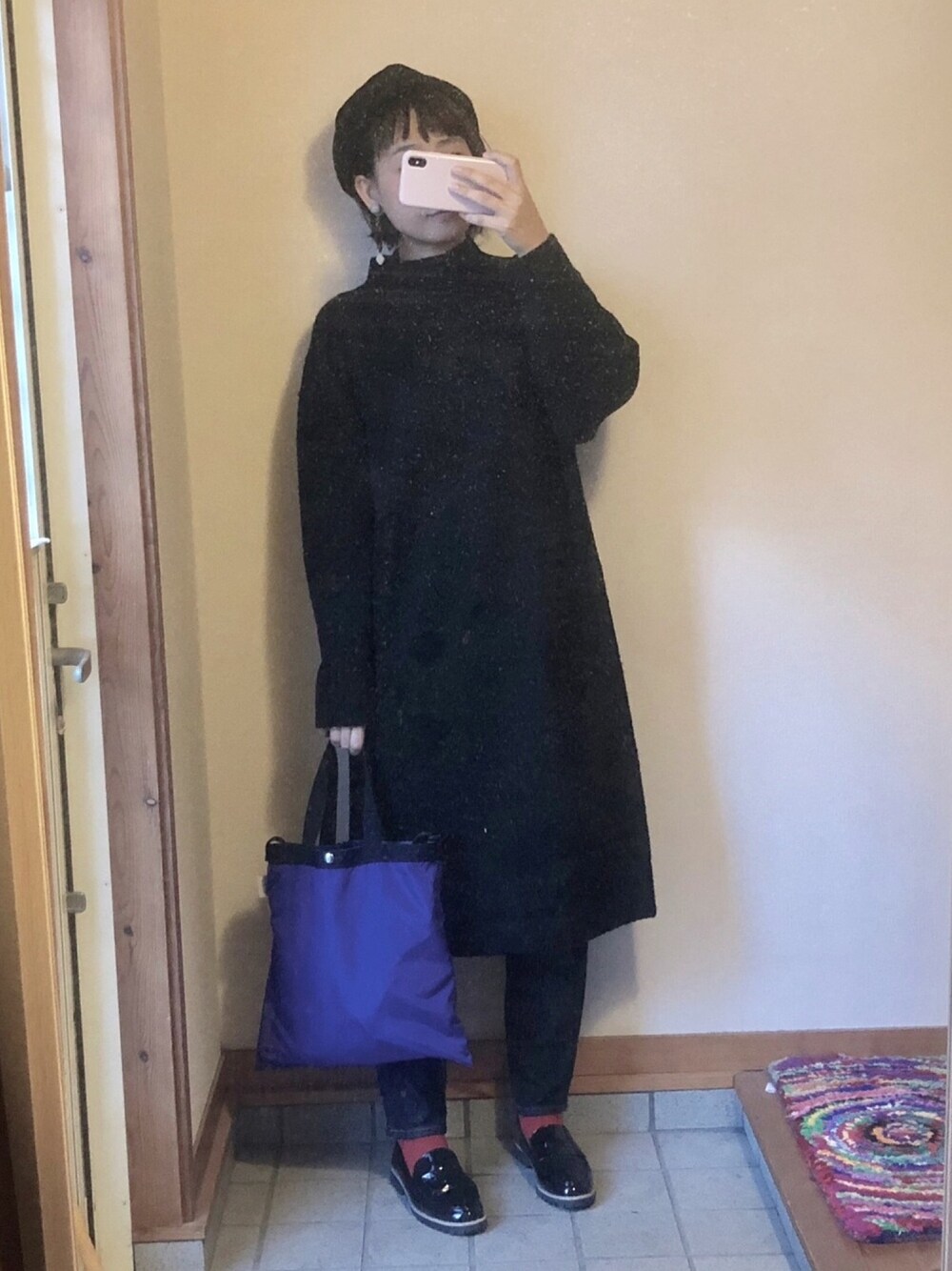 「ベレー帽、ニットワンピース、ZOZO、赤ソックス、ローファー、13度、22度」｜「UNIQLOのアイテム（ハンチング/ベレー帽、ブラック系）」を使った、記録係さん（レディース・160cm）の秋コーディネートの1枚目の写真