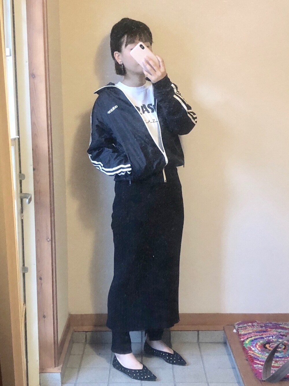 「ニット帽、ロゴT、ジャージ、ニットスカート、スリットレギンス、パンプス、17度、19度」｜「JEANASISのウールニットキャップ/728281（ニットキャップ/ビーニー、ブラック系）」を使った、記録係さん（レディース・160cm）の秋コーディネートの1枚目の写真