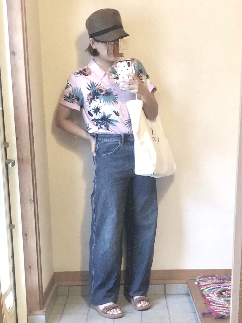 ピンク系のシャツ/ブラウス、ブルー系のデニムパンツ、ブラウン系のサンダルを着用したレディースの夏コーディネートの1枚目の写真