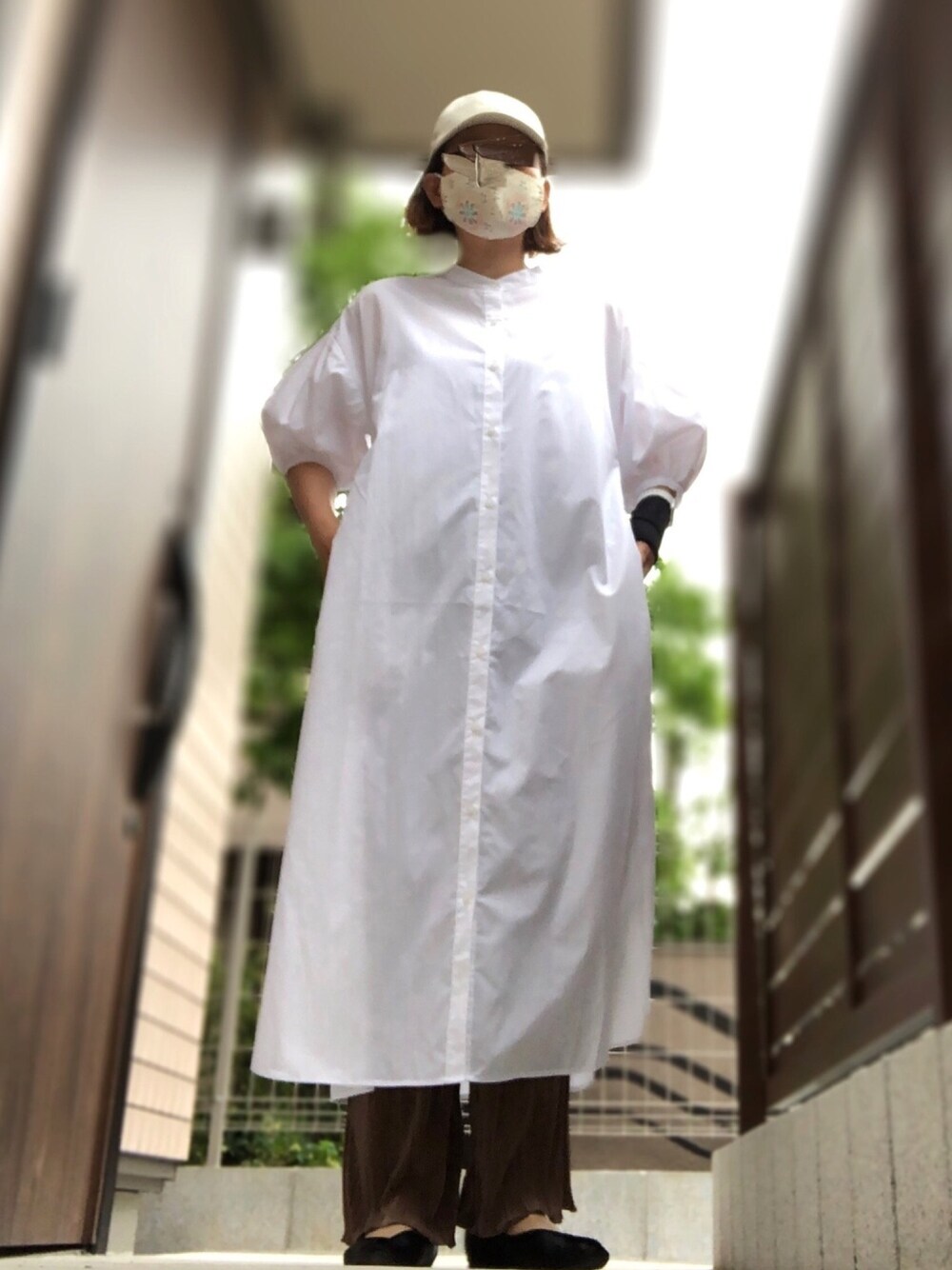 「キャップ、シャツワンピ、プリーツパンツ、チャイナシューズ、18度」｜「UNIQLOのアイテム（キャップ、ホワイト系）」を使った、記録係さん（レディース・160cm）の春コーディネートの1枚目の写真
