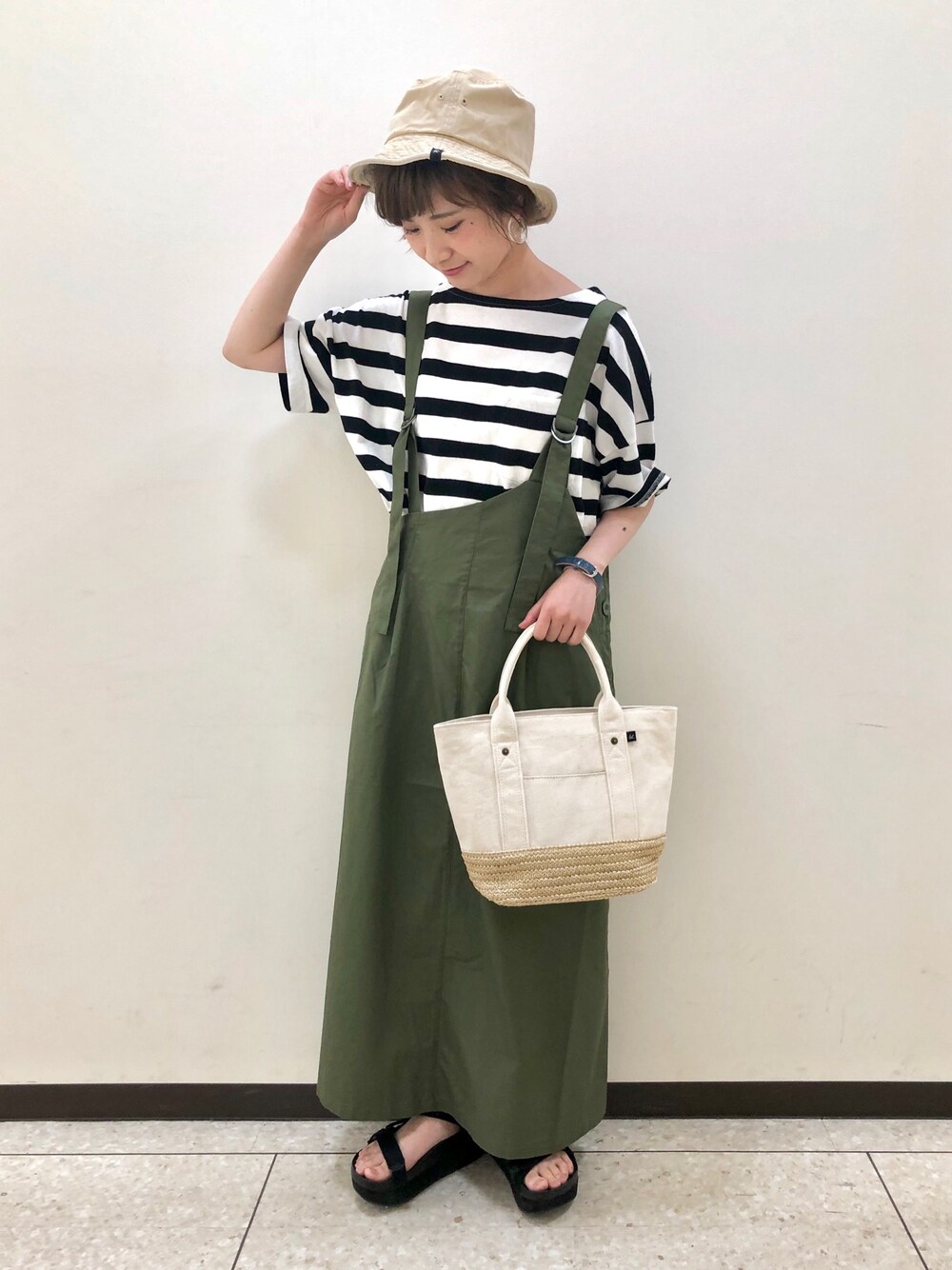 「SM2、サマンサモスモスブルー、夏、カジュアルコーデ、Tシャツ、ボーダー、USAコットン、ワンショルダー、ジャンスカ、おさんぽ」｜「Samansa Mos2 blueのワンショルダージャンスカ（ジャンパースカート、グレー系）」を使った、みやもとなのこさん（レディース・153cm）の春コーディネートの1枚目の写真