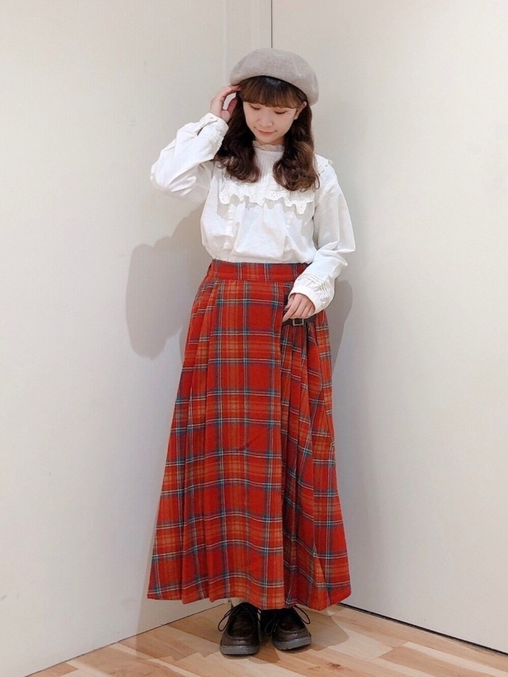 ホワイト系のシャツ/ブラウス、レッド系のスカート、ブラウン系のドレスシューズを着用したレディースの冬コーディネートの1枚目の写真