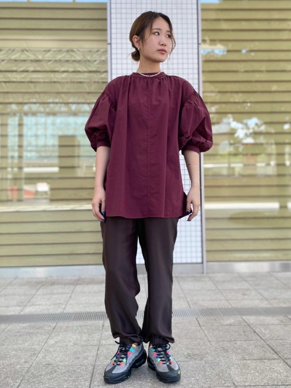 ブラウン系のその他パンツ、レッド系のシャツ/ブラウス、シルバー系のリングを着用したレディースの夏コーディネートの1枚目の写真